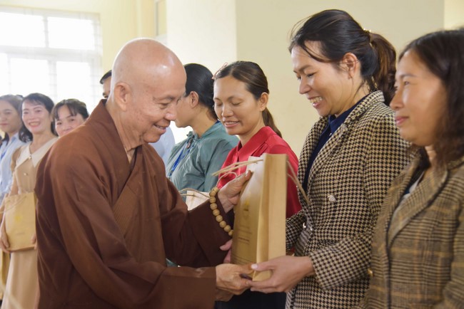 Ban Từ thiện: Tặng quà Trung Thu cho các em học sinh ở Đắk Som, Đăk Nông